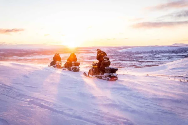 En unik snöskotersafari till Lapplands utsiktspunkt