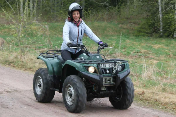 Fyrhjulings-/ATV-safari på skogsspåren vid Johannisholm