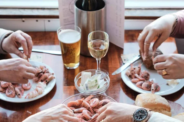 Stockholm: Räkor eller tacos så mycket du orkar och coverband