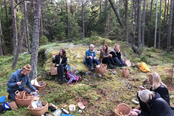 Svamp-, växt- och bärplockning med en biolog