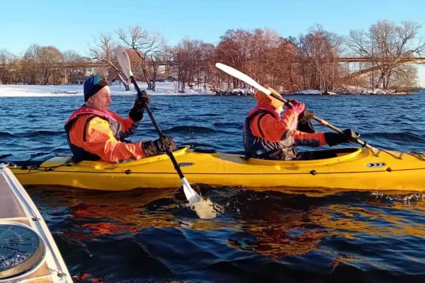 Stockholm - kajak Vinterkajakpaddling genom stadskärnan