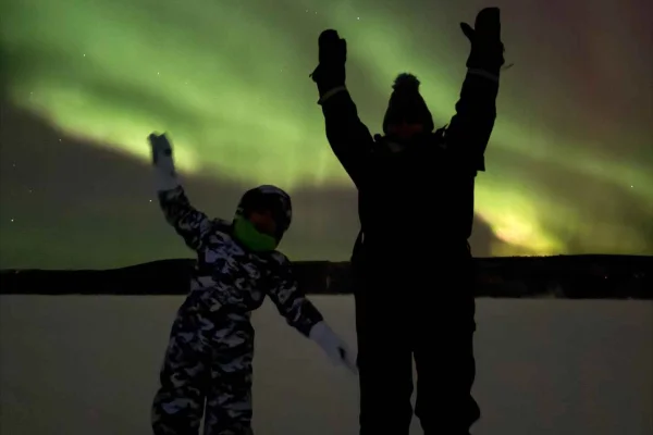 Kiruna: Jaga norrsken i liten grupp och ät middag över lägereld