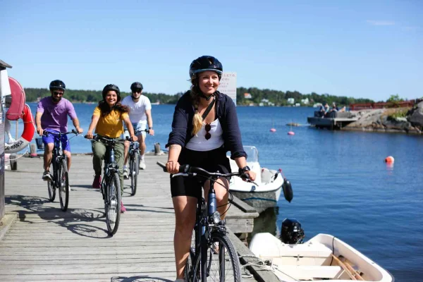 Vaxholm: Guidad cykeltur med svensk fika