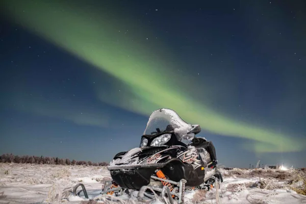 Kiruna: Nattlig snöskotertur under norrskenet