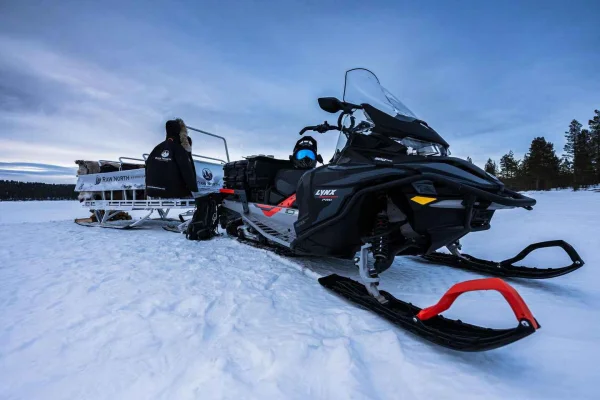 Kiruna: Äventyr med snöskotersläde och svensk fika