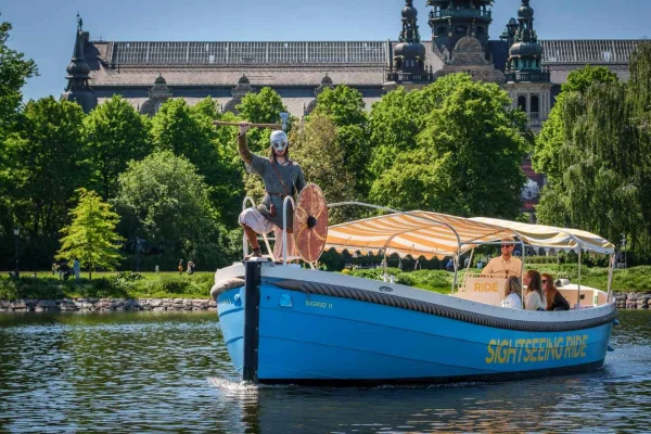 Stockholm: Guidad båtkryssning med elbåt och vikingatema 90 min