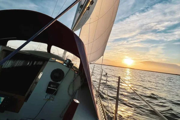 Exklusiv seglingstur längs skärgårdskusten