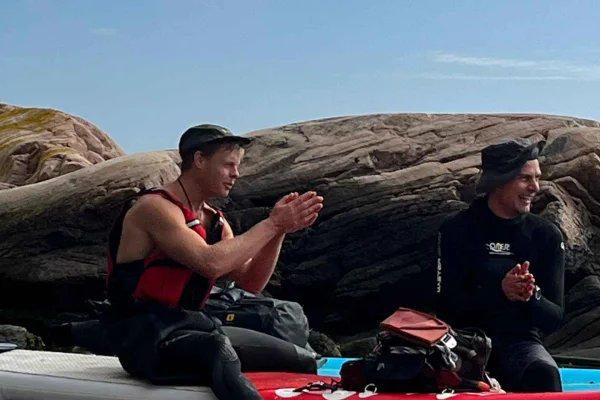 Fjällbacka: Tångplockning och SUP-paddling