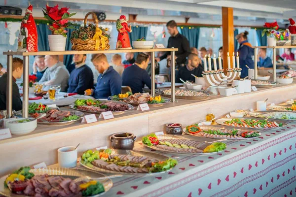 Stockholm: Julbuffé med fri mat och dryck på kryssning Livemusik