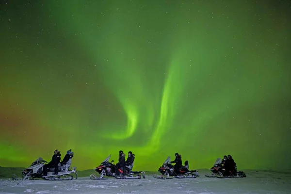Norrskenstur med eldriven snöskoter och snacks