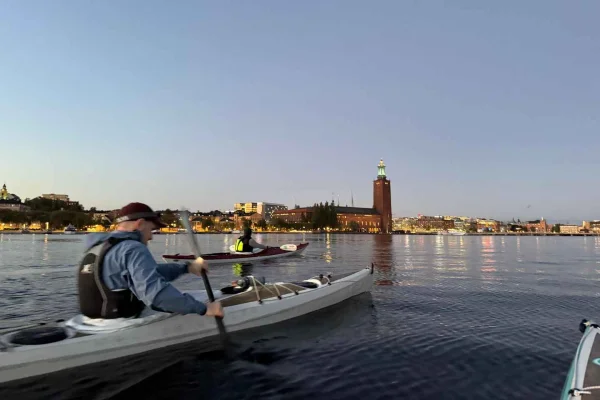 Stockholm på kvällen: Guidad vinterkajaktur med torrdräkt