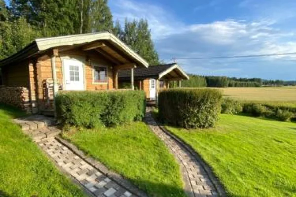 Timrad Stuga med dubbelsäng - bathroom and kitchen in main house