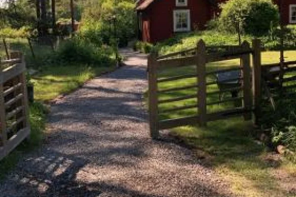 Egen stuga med delat badrum