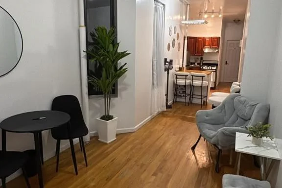 Steps from Central Park - Cozy Room - Shared Bathroom
