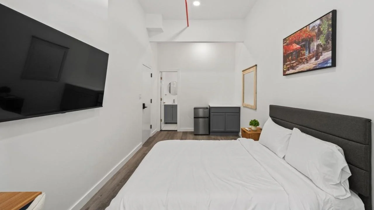 The Serene - Modern Queen Room in Harlem