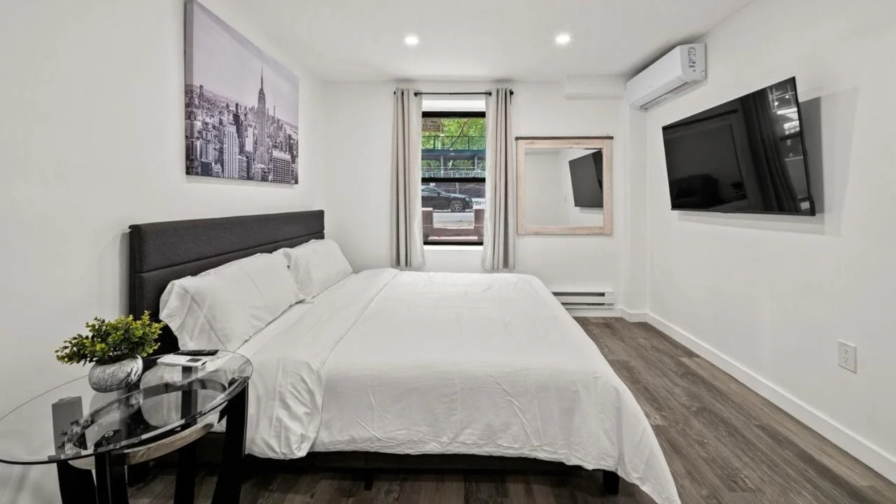 The Serene - Modern NYC King Room